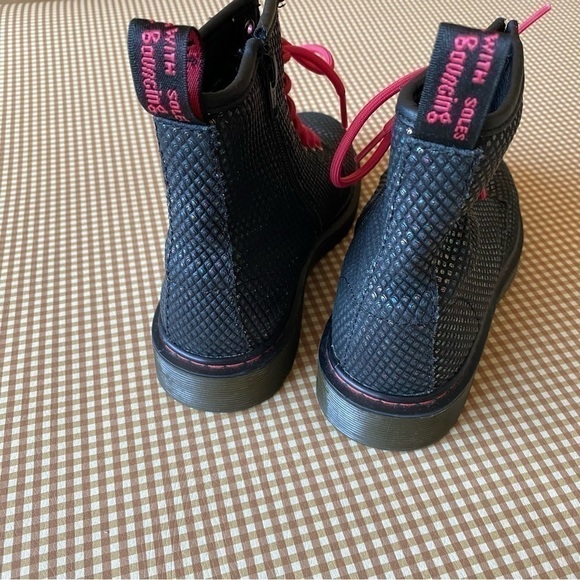 Dr. Martens Delaney Black Pebbled Iridescent
Metallic Boots. Size 5 Women's - Picture 12 of 16